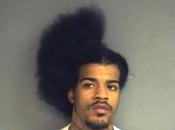 foto segnaletica dell'anno: uomo arrestato, mezzo rasato