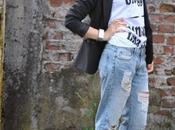 Outfit: ripped boyfriend jeans, happiness t-shirt black blazer