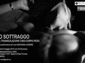 SOTTRAGGO. TRIANGOLAZIONE CIBO-CORPO-PESOPerformance sull'ossessione anoressico-bulimicadi Giovanna Lacedra