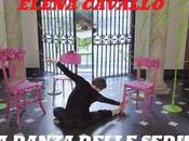 Installazione performance artistica danza delle sedie” dell’artista Elena Cavallo