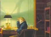 Romanticismi: uomo legge alla luce della lampada