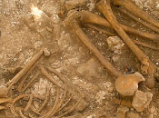 Stonehenge scoperta tomba giovane nato Mediterraneo nell'età Bronzo.