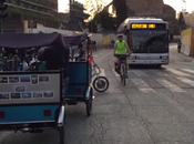 Video. Chiunque transita bici Fori Imperiali rischia penne causa risciò. Aspettiamo l'incidente grave interveniamo prima?