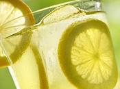 vantaggi bere ogni mattina acqua calda limone