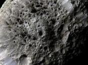 Cassini avvicina Iperione, luna spugnosa