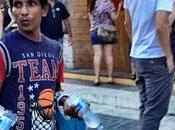 Video. Assalto venditori abusivi Colosseo. Bottigliette d'acqua anche agli spettatori della Medea Seneca ieri sera