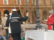 Video. Ponte Sisto. Vigili controllano l'abusivo, prendonoqualcosa, salutano vanno via. Cosa successo?