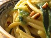 OMIA ricette pelle “Spaghettone Zucchine, Curcuma Pinoli”