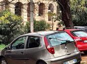 Sopra Colosseo parcheggio bello brutto) mondo. reportage