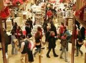 Natale, shopping regali: italiani attendono ultime settimane