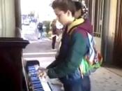 Video. Agli scavi Ercolano bimbo suona pianoforte maniera incredibile