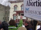 USA: militante pro-choice lancia molotov contro anti-abortista