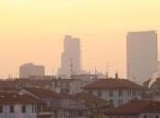 L’Italia soffocata dallo smog: blocco traffico Milano, targhe alterne Roma. Cosa dovrebbe fare?