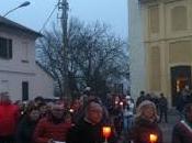 CAVA MANARA (pv). Tanti alla marcia della pace sindaco intona passaggio musical “Aggiungi posto tavola”.