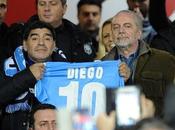 Foto. Maradona sfida insulti cori discriminatori schiera fianco Napoli