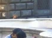 Foto. Vandali alla Fontana Monteoliveto: napoletani carabinieri stanno guardare?