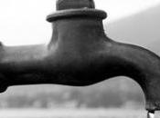 strano caso: inquilini senz’acqua costretti rifornirsi strada