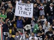Tifosi della Juventus cantano: “Noi siamo napoletani”. L’inviato reagisce così