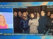 Napoletani difendono pacificamente Gennaro, alla D’Urso piace