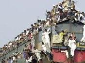 Viaggiare bangladesh treni sovraffollati tante persone possono permettersi biglietto