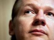 Julian Assange Facebook: duello accuse