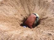 Buca spiaggia finisce dentro poi.. (video)