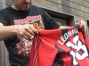 Tifosi milanisti bruciano maglia Leonardo