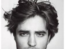 Robert Pattinson, l’ex toy-boy rinnega Twilight gambe