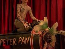 Mettere Peter scena un'impresa titanica.