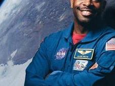 L’astronauta Leland Melvin sostiene aver visto alieno nello spazio