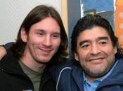 Argentina, maradona regala messi maglia autografata compleanno argentina, gives autographed shirt birthday