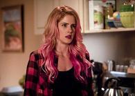 “Arrow foto: Felicity visita Oliver nuovo look
