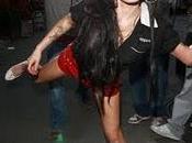 Winehouse ubriaca fischiata Belgrado: regge piedi