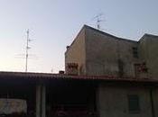 piedi, girare stessi, sull'afferrare mani altrui