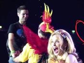ragazzo sale palco Kylie Minogue fare proposta ragazzo…(video)