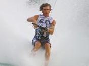 Filippo Ribaldone ‘scia’ piedi nudi lago