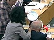 Rupert Murdoch ragazzo lancia torta faccia!