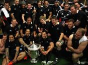 Blacks prima osservano, colpiscono