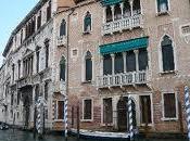 Venezia dove grandi palazzi Dogi sempre specchiano canali