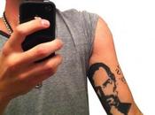 Ex-dipendente Apple tatua famosa immagine Steve Jobs braccio