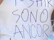 IRONICA T-SHIRT NICOLE MINETTI MENTRE SHOPPING "SENZA SONO ANCORA MEGLIO"
