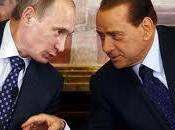 compagno fasciocapitalista Berlusconi difeso mitra spianato mano Putin
