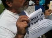 Stati Uniti, gruppo ateo manifesta strappando pagine della Bibbia