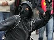 Sabato hanno arrestato uno, black bloc. Lunedì vasta operazione carabinieri tutto Paese: arresto. Perchè? Adesso vediamo.