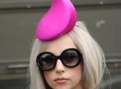 Lady Gaga Londra cappello forma spermatozoo…