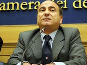 Scilipoti: "Oggi muore Democrazia" cammina lutto braccio.