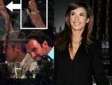 dito Elisabetta Canalis spunta vistoso anello. Nozze vista Eli?