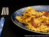 uova: ricetta della stracciatella (uova strapazzate) chorizo, paprika affumicata salsa worcester