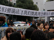 Foto giorno dicembre 2011 sciopero degli operai cina contro spostamento della fabbrica