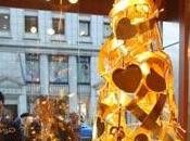 Tokyo ammirare l’albero Natale d’oro